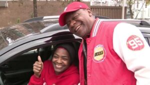 Rockets, 50 Cent và Kroger phân phát gà tây cho các gia đình khó khăn ở Houston