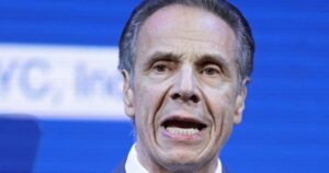 Ông Cuomo tuyên bố nhượng bộ sau khi được dự đoán thua cử 8 Ông Cuomo tuyên bố nhượng bộ sau khi được dự đoán thua cử