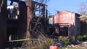 Hỏa hoạn thiêu rụi chung cư ở Wharton, 15 người mất nhà 13 Hỏa hoạn thiêu rụi chung cư ở Wharton, 15 người mất nhà