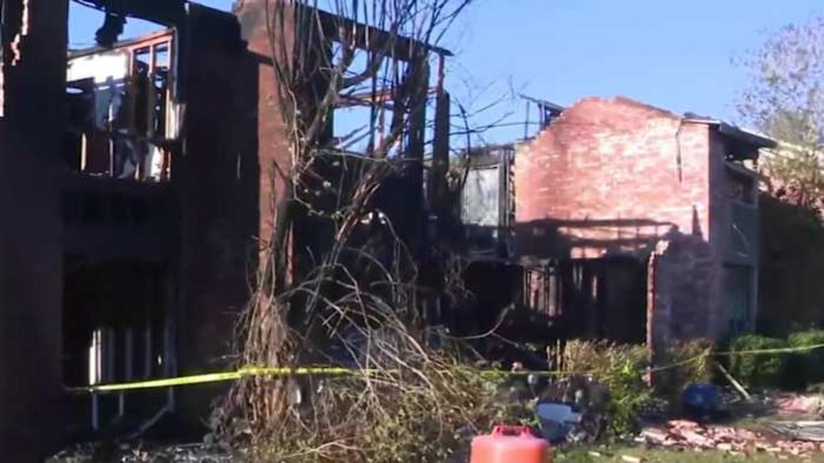 Hỏa hoạn thiêu rụi chung cư ở Wharton, 15 người mất nhà 1