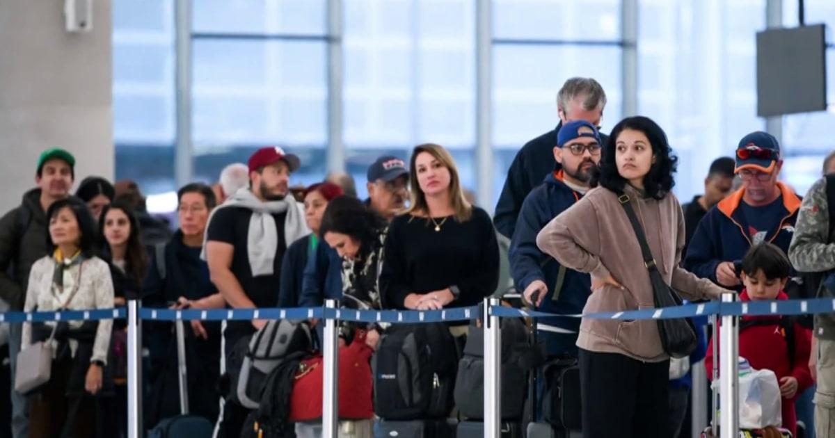 'Quá tệ': Hành khách chật vật vì gián đoạn chuyến bay do Cục Hàng không Liên bang Mỹ gây ra 1 1762537029640 now daily a passngers faa 251107 1920x1080