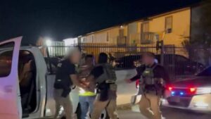 Sở Di Trú Bắt Giữ 1,500 Tội Phạm trong Chiến Dịch Truy Quét tại Houston 14 Sở Di Trú Bắt Giữ 1,500 Tội Phạm trong Chiến Dịch Truy Quét tại Houston