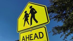 Phụ huynh yêu cầu bảo vệ qua đường sau khi con gái 14 tuổi bị tông gần trường học