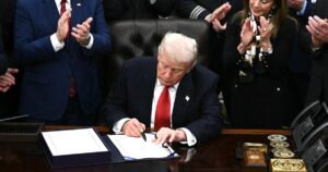 Tổng Thống Trump Ký Dự Luật Mở Cửa Chính Phủ Sau Lệnh Đóng Cửa Kỷ Lục 14 Tổng Thống Trump Ký Dự Luật Mở Cửa Chính Phủ Sau Lệnh Đóng Cửa Kỷ Lục