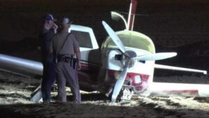 Phi công thoát nạn sau khi hạ cánh khẩn cấp xuống cánh đồng gần Grand Parkway