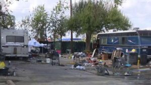 Nơi ở tạm của người vô gia cư ở Houston bị phát hiện đấu nối điện nước trái phép