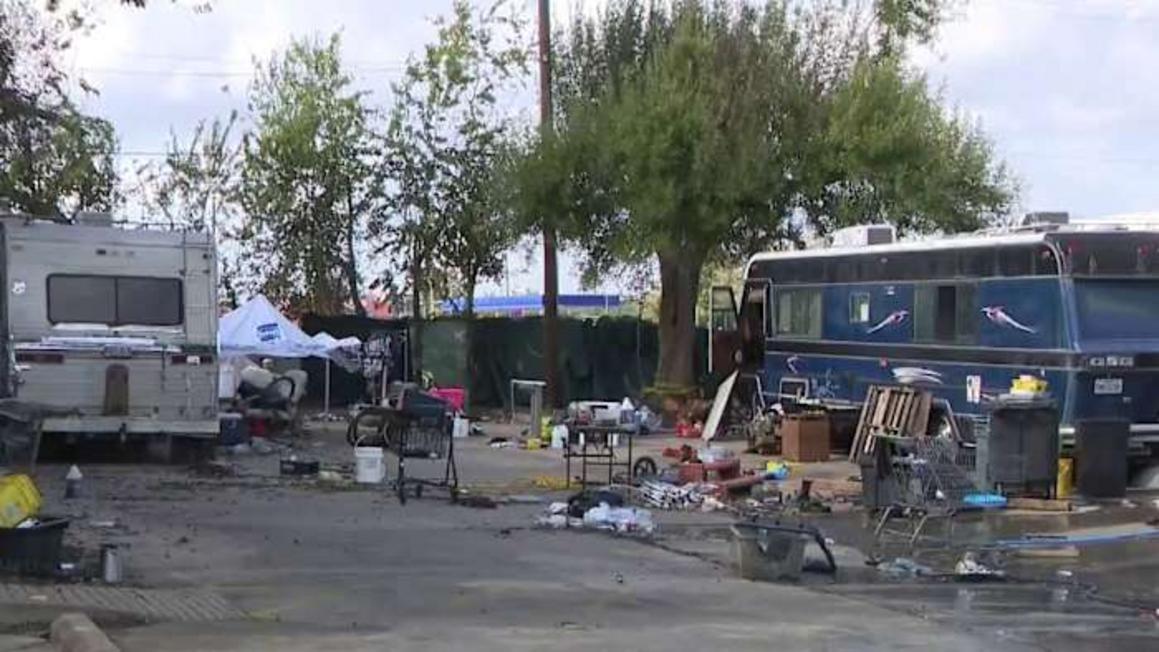 Nơi ở tạm của người vô gia cư ở Houston bị phát hiện đấu nối điện nước trái phép 1