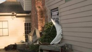 Khu dân cư hạt Tây Bắc Harris bị bão xoáy tàn phá; nhà cửa hư hại nhưng cư dân an toàn