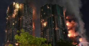 Lính cứu hỏa bất lực tìm kiếm trong chung cư cao tầng ở Hồng Kông khi hỏa hoạn kéo dài nhiều giờ