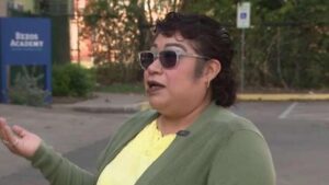 Mẹ Houston trở thành công dân Mỹ sau 20 năm