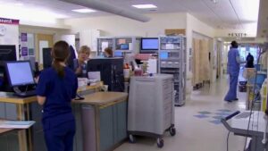 Bác sĩ so sánh ACA với các chương trình chia sẻ y tế