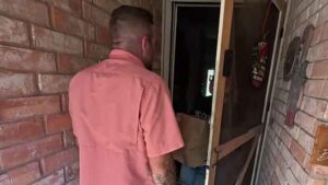 Thợ sửa mái nhà Houston trao bữa ăn Thanksgiving cho gia đình bị bão 18 Thợ sửa mái nhà Houston trao bữa ăn Thanksgiving cho gia đình bị bão