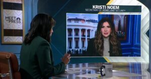 Thống đốc Kristi Noem cho phép các chuyến bay trục xuất tiếp tục dù có lệnh của tòa