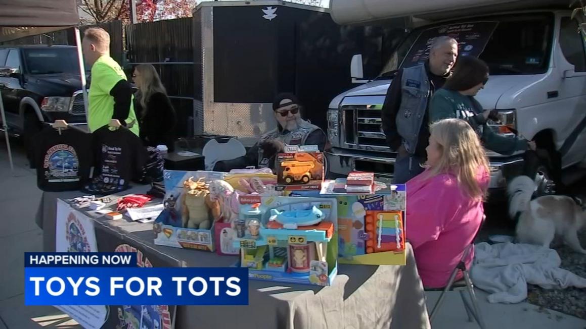 Quy tụ xe 'khủng' trong sự kiện quyên góp đồ chơi thường niên tại Philadelphia 1 18104157 110225 wpvi toys for tots 10am video vid