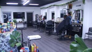 Thợ Cắt Tóc Vùng Vịnh Giúp Đỡ Cộng Đồng Trong Thời Gian Chính Phủ Đóng Cửa