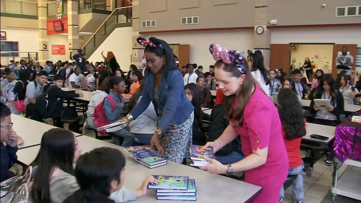 Disney trao tặng sách cho học sinh lớp 6 ở Spring 1 18108296 110325 ktrk ewn 11am mos bw vid