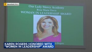 Nữ Biên Tập Viên Karen Rogers Được Vinh Danh Với Giải Thưởng 'Phụ Nữ Lãnh Đạo' 8 Nữ Biên Tập Viên Karen Rogers Được Vinh Danh Với Giải Thưởng ‘Phụ Nữ Lãnh Đạo’