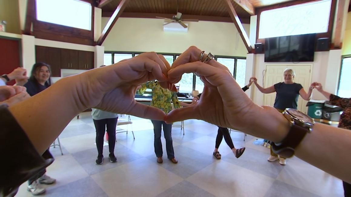 Yoga Cười: Trào lưu mới mang lại niềm vui và sức khỏe 10 Yoga Cười: Trào lưu mới mang lại niềm vui và sức khỏe