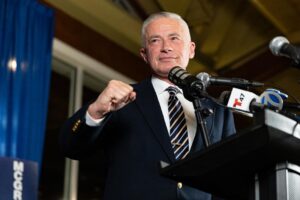 Cựu Thống Đốc Jim McGreevey và James Solomon vào vòng hai cuộc đua vào ghế Thị trưởng Jersey City 20 Cựu Thống Đốc Jim McGreevey và James Solomon vào vòng hai cuộc đua vào ghế Thị trưởng Jersey City