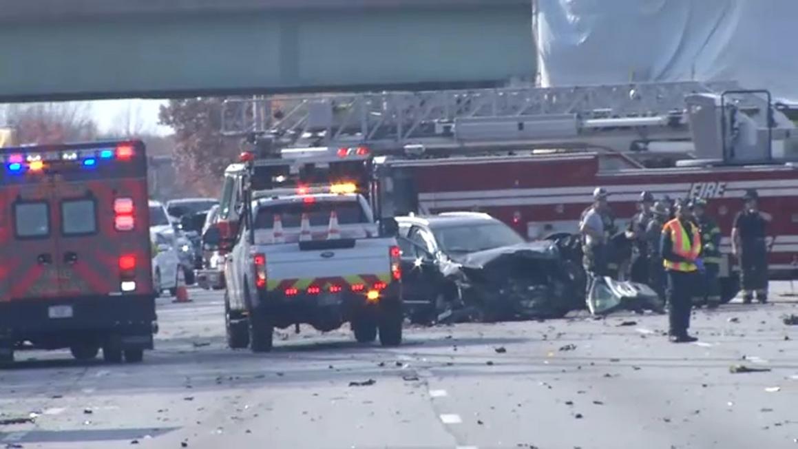 Xe 'bay' trên xa lộ I-95 ở Delaware, nhiều người bị thương nặng 1 18126126 110725 wpvi I95 crash img