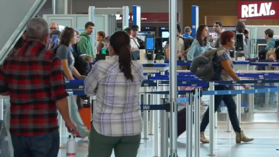 Giảm tải lưu lượng hàng không gây căng thẳng và mất ngủ cho hành khách Houston 1 18127201 110725 ktrk bush airport travlers img