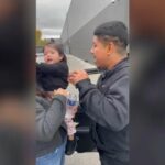 Cha mẹ bị nhân viên di trú xịt hơi cay, bé 1 tuổi cũng bị ảnh hưởng