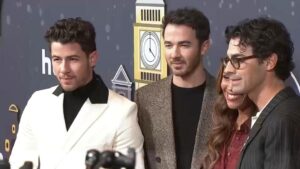 Jonas Brothers ra mắt phim Giáng Sinh ở New York
