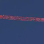 Biểu ngữ 'Chống ICE' bay trên sân vận động Levi's trước trận đấu 49ers 37 Biểu ngữ ‘Chống ICE’ bay trên sân vận động Levi’s trước trận đấu 49ers