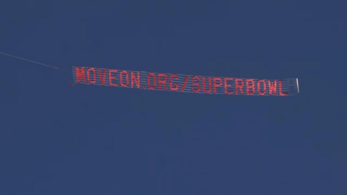 Biểu ngữ 'Chống ICE' bay trên sân vận động Levi's trước trận đấu 49ers 1 18141260 110925 kgo levis ice banner img