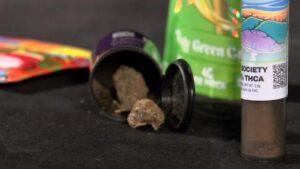 Tổng thống Donald Trump ký ban hành dự luật liên bang mới, hầu hết các sản phẩm THC tại Texas có thể bị cấm từ năm tới 3 Tổng thống Donald Trump ký ban hành dự luật liên bang mới, hầu hết các sản phẩm THC tại Texas có thể bị cấm từ năm tới