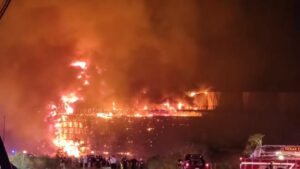 Hỏa hoạn lớn tại nhà máy điện bỏ hoang ở Texas City tạo cột khói dày đặc 11 Hỏa hoạn lớn tại nhà máy điện bỏ hoang ở Texas City tạo cột khói dày đặc