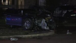 Ba người bị thương sau khi xe cảnh sát đâm vào tòa nhà chung cư ở Tây Nam Houston 5 Ba người bị thương sau khi xe cảnh sát đâm vào tòa nhà chung cư ở Tây Nam Houston