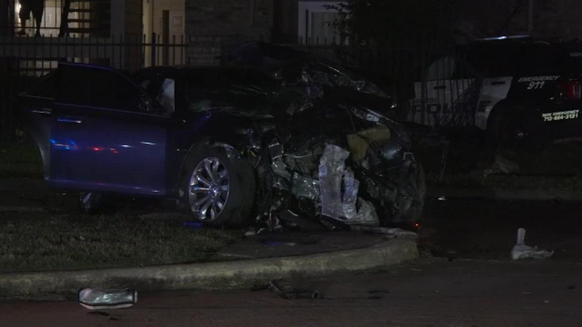 Ba người bị thương sau khi xe cảnh sát đâm vào tòa nhà chung cư ở Tây Nam Houston 1 18161728 111625 ktrk TN gessner crash involving hpd img