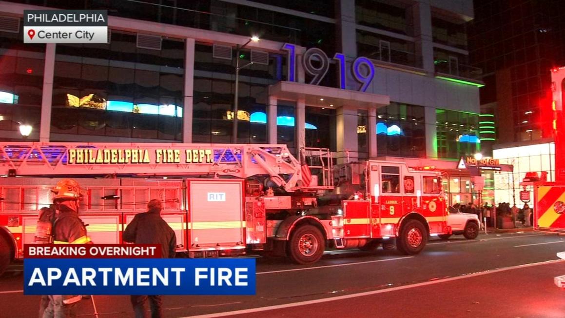 Cư dân sơ tán sau vụ cháy tại chung cư cao tầng ở Philadelphia 1 18165033 111725 wpvi center city apartment fire 530a vo video vid