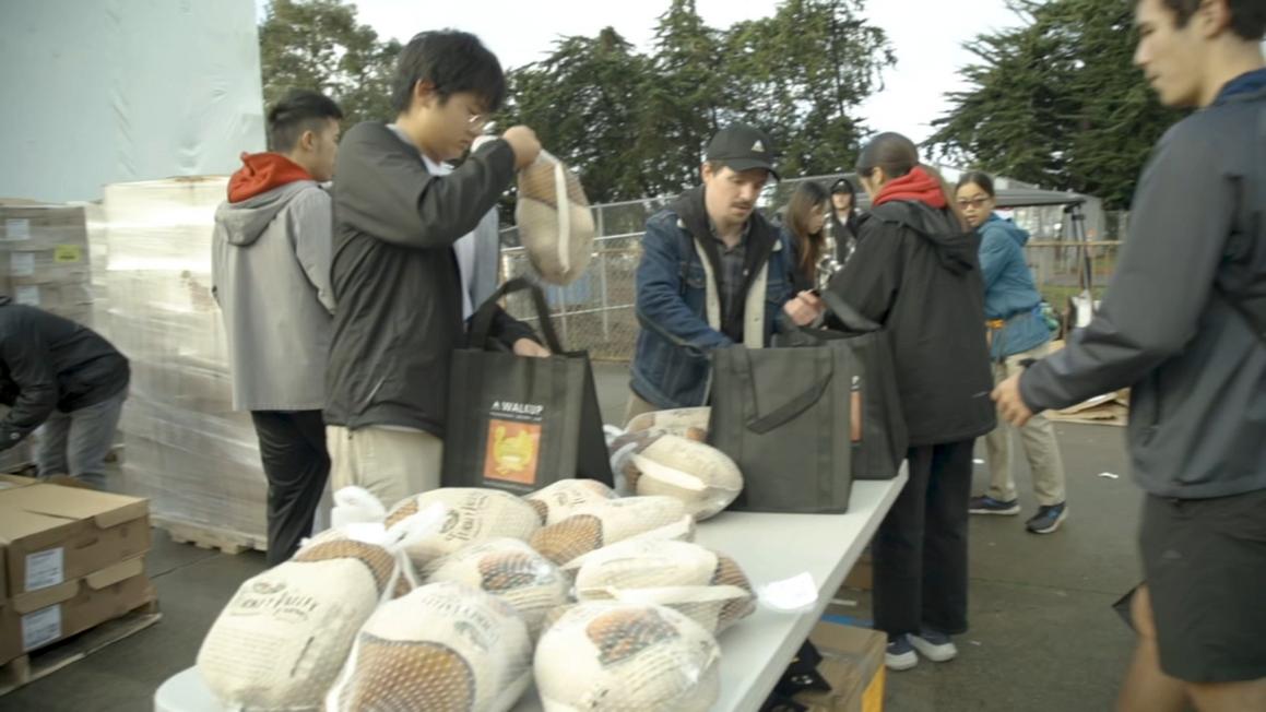 Hãng Luật Walkup Tổ Chức Lễ Trao Tặng Gà Tây Lần Thứ Ba Hàng Năm 1 18174748 111925 kgo walkup turkey drive img