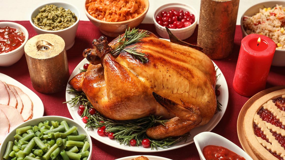 Cách Ngâm Gia Vị Gà Tây: Bí Quyết, Thời Gian và Mẹo Từ Chuyên Gia 1 18174852 111925 cc adobe thanksgiving turkey festive table img