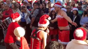 Phim Tài Liệu Mới Về Nguồn Gốc Của Truyền Thống SantaCon Tại Vùng Vịnh 12 Phim Tài Liệu Mới Về Nguồn Gốc Của Truyền Thống SantaCon Tại Vùng Vịnh