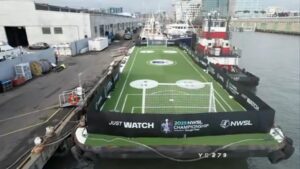 Sân bóng đá nổi cập bến Vịnh San Francisco trước Giải Vô địch Bóng đá Nữ Quốc gia 6 Sân bóng đá nổi cập bến Vịnh San Francisco trước Giải Vô địch Bóng đá Nữ Quốc gia