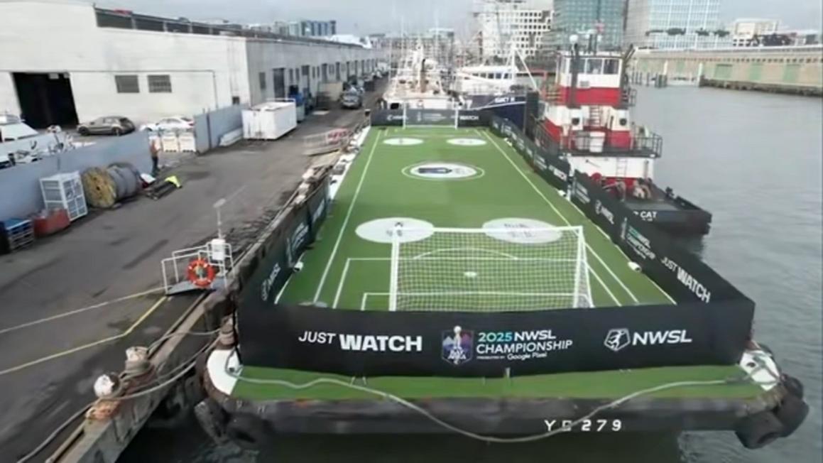 Sân bóng đá nổi cập bến Vịnh San Francisco trước Giải Vô địch Bóng đá Nữ Quốc gia 1 18177742 111925 kgo floating soccer pitch img