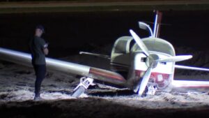 Máy bay nhỏ hạ cánh khẩn cấp vì sự cố động cơ 13 Máy bay nhỏ hạ cánh khẩn cấp vì sự cố động cơ