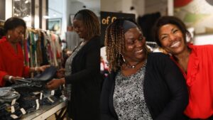 ‘Hearts of Gold’ Thắp Lên Hy Vọng Về Mái Ấm Cho Mẹ Đơn Thân và Trẻ Em Trong Trại Tạm Trú