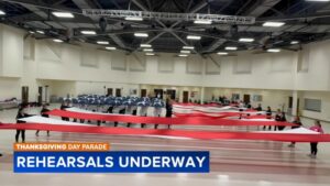 Hoàn tất chuẩn bị cho cuộc diễu hành Lễ Tạ Ơn của 6ABC Dunkin' 15 Hoàn tất chuẩn bị cho cuộc diễu hành Lễ Tạ Ơn của 6ABC Dunkin’