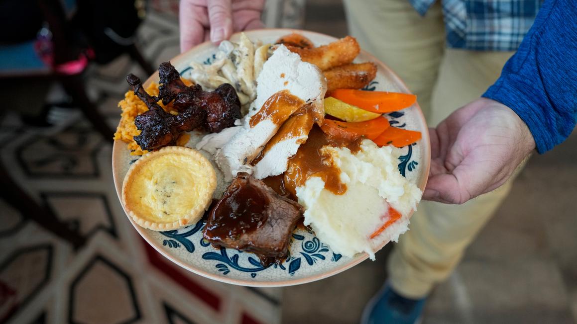 18212382 112625 cc ap restaurant thanksgiving img