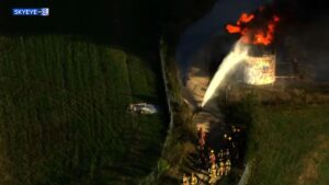 Lực lượng cứu hỏa dập tắt đám cháy tại kho chứa dầu ở Tây Bắc Quận Harris