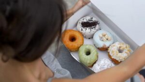 Kiểm Soát Cơn Thèm Ăn Trong Mùa Lễ: Các Chiến Lược Đơn Giản 13 Kiểm Soát Cơn Thèm Ăn Trong Mùa Lễ: Các Chiến Lược Đơn Giản