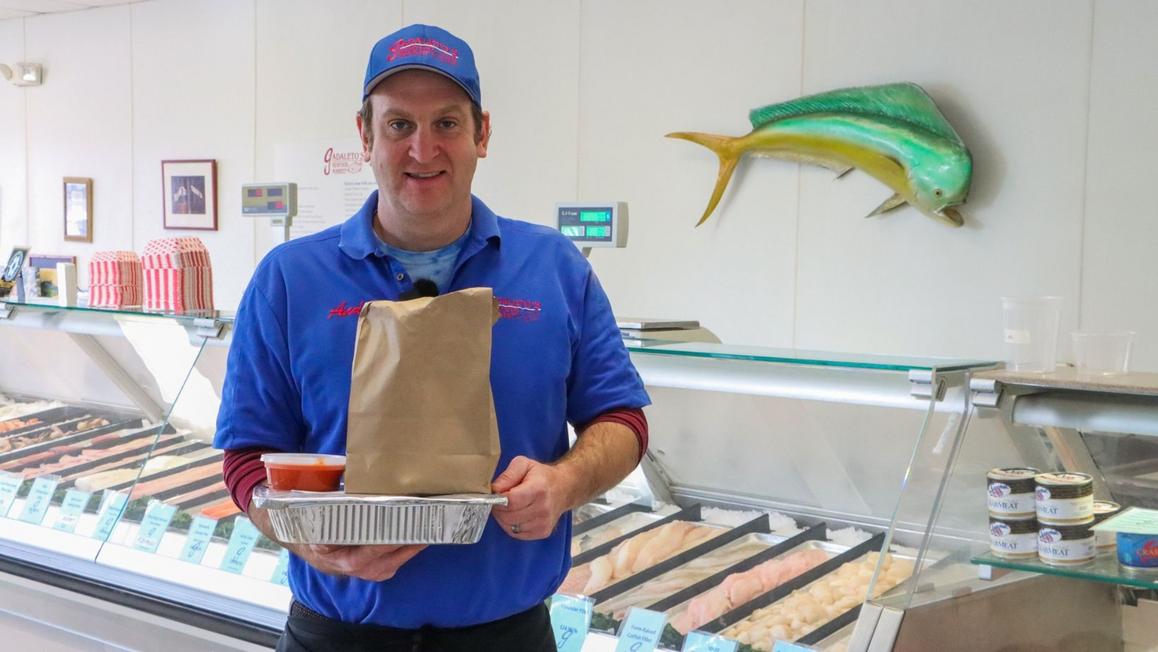 Chợ hải sản Gadaleto vừa phục vụ cá tươi, vừa giúp đỡ cộng đồng 1 18227151 111825 wpvi GADALETOFREEMEALS thumbnail