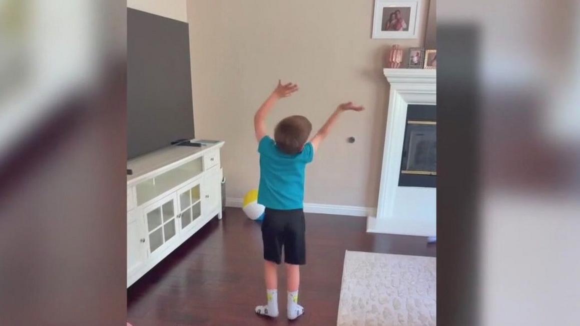 Bé 5 tuổi bị lạc trên đường phố đông đúc sau khi rời chương trình ngoại khóa không ai hay biết 1 196e417adc87484182fa5c2942118354