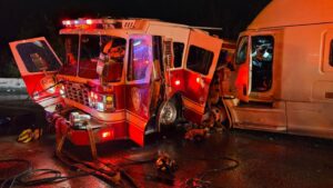 Bốn lính cứu hỏa Houston và tài xế xe đầu kéo nhập viện sau vụ tai nạn ở Montgomery County