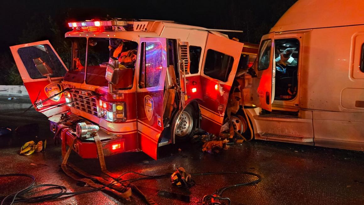 Bốn lính cứu hỏa Houston và tài xế xe đầu kéo nhập viện sau vụ tai nạn ở Montgomery County 1 1b393afe image