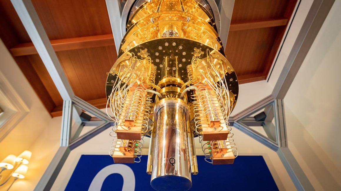 Tài nguyên trên Mặt Trăng trị giá 20 triệu USD/kg có thể châm ngòi cho cuộc đua vàng mới 1 20180405 ibm q quantum computer 03